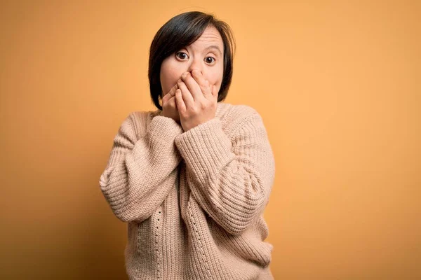 Junge Frau Mit Syndrom Lässigem Pullover Vor Gelbem Hintergrund Schockiert — Stockfoto