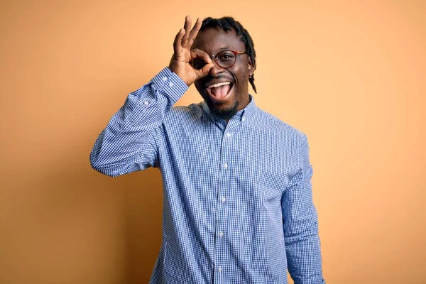 Joven Hombre Afroamericano Guapo Usando Camisa Gafas Sobre Fondo Amarillo —  Fotos de Stock