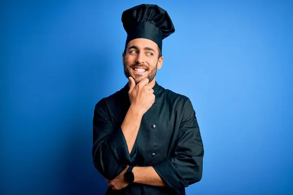 Jovem Chef Bonito Homem Com Barba Vestindo Uniforme Fogão Chapéu — Fotografia de Stock