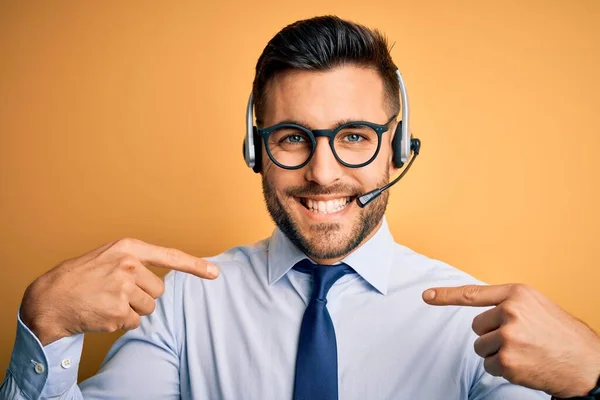 Junger Geschäftsmann Mit Kundendienst Headset Aus Callcenter Sieht Selbstbewusst Aus — Stockfoto