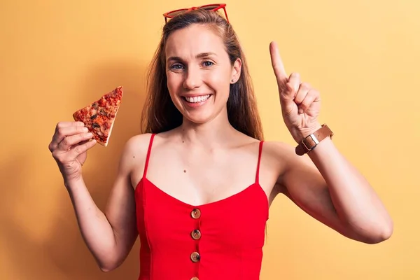 Joven Mujer Rubia Hermosa Comiendo Una Rebanada Pizza Con Vestido —  Fotos de Stock