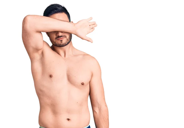 Joven Guapo Que Lleva Traje Baño Cubriendo Los Ojos Con — Foto de Stock