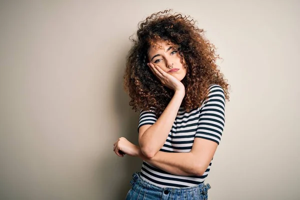 Jovem Mulher Bonita Com Cabelo Encaracolado Piercing Vestindo Casual Listrado — Fotografia de Stock