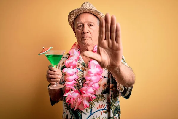 Γκρι Μαλλιά Ανώτερος Άνθρωπος Φορώντας Καλοκαιρινό Καπέλο Και Hawaiian Lei — Φωτογραφία Αρχείου