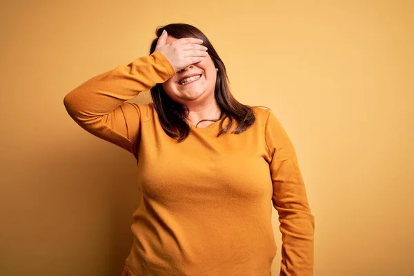 Beautiful Brunette Size Woman Wearing Casual Sweater Isolated Yellow Background — Stock Photo, Image