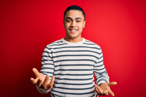Jonge Braziliaanse Man Draagt Casual Gestreept Shirt Staan Geïsoleerde Rode — Stockfoto