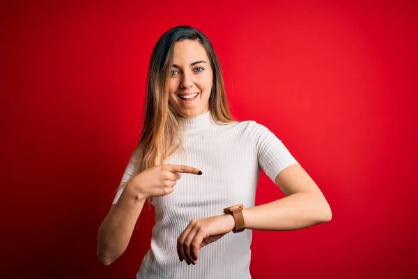 Piękna Blondynka Niebieskimi Oczami Ubrana Luźny Biały Shirt Czerwonym Tle — Zdjęcie stockowe