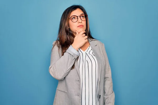 Jonge Latijns Amerikaanse Zakenvrouw Met Een Bril Een Blauwe Geïsoleerde — Stockfoto