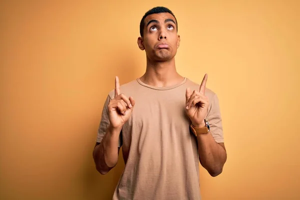 Jonge Knappe Afro Amerikaanse Man Draagt Casual Shirt Staan Gele — Stockfoto