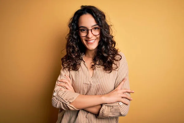 Mooie Vrouw Met Krullend Haar Gestreept Shirt Bril Gele Achtergrond — Stockfoto