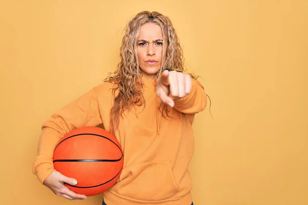 Güzel Sarışın Sporcu Basketbol Topunu Sarı Zemin Üzerinde Tutuyor Kamerayı — Stok fotoğraf