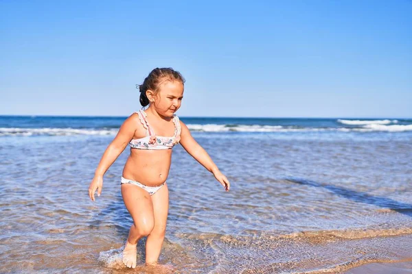 Liebenswertes Blondes Kind Bikini Das Strand Mit Wasser Spielt — Stockfoto