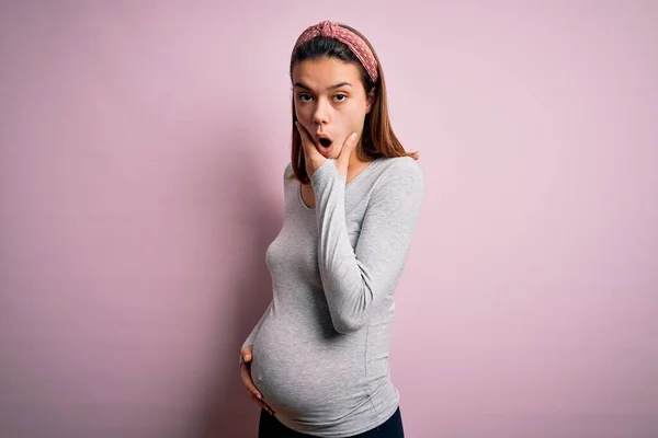 Giovane Bella Adolescente Incinta Attesa Bambino Sfondo Rosa Isolato Guardando — Foto Stock