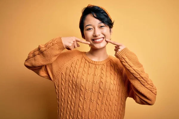 Jong Mooi Aziatisch Meisje Dragen Casual Trui Diadeem Staan Gele — Stockfoto