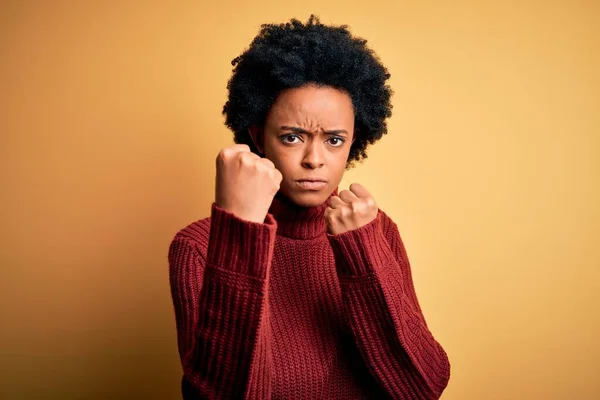 Giovane Bella Afro Donna Afro Americana Con Capelli Ricci Indossa — Foto Stock