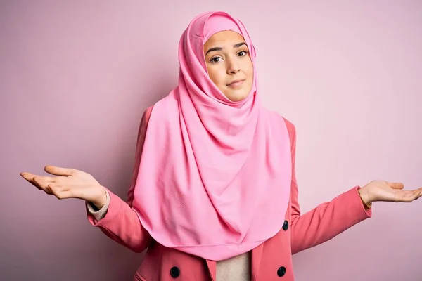 Junges Schönes Mädchen Muslimischen Hijab Das Ratlos Und Verwirrt Mit — Stockfoto