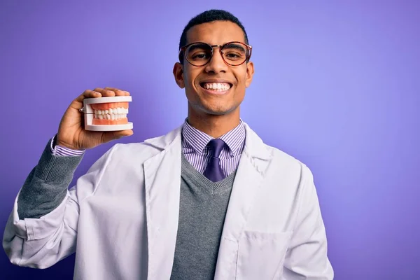 Joven Guapo Afroamericano Dentista Hombre Sosteniendo Dientes Dentadura Postiza Sobre — Foto de Stock