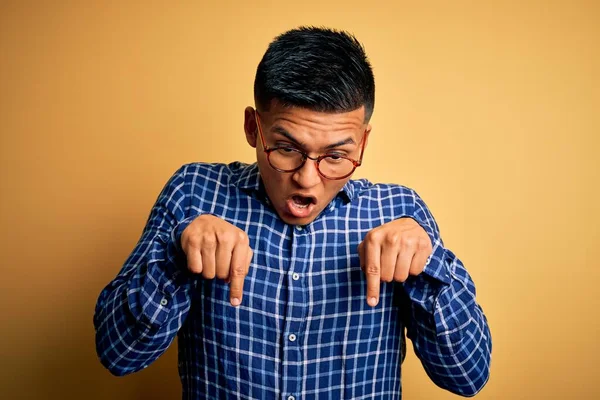 Jovem Homem Latino Bonito Vestindo Camisa Casual Óculos Sobre Fundo — Fotografia de Stock