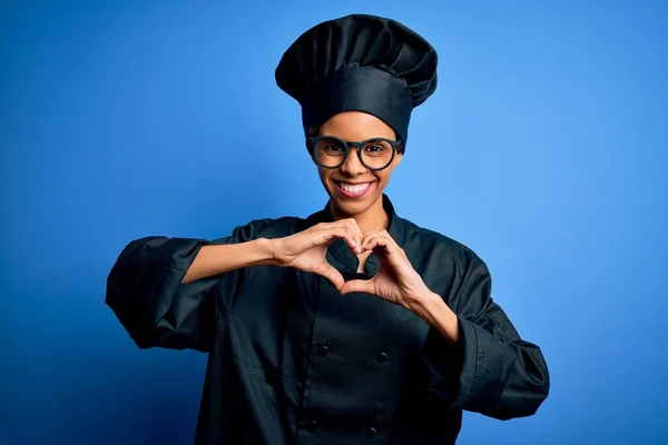 Jonge Afro Amerikaanse Chef Kok Vrouw Draagt Fornuis Uniform Hoed — Stockfoto