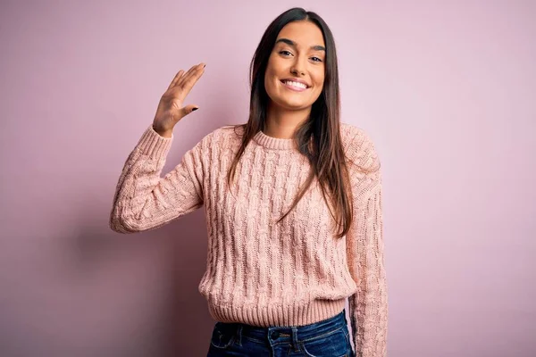 Junge Schöne Brünette Frau Trägt Lässigen Pullover Über Isoliertem Rosa — Stockfoto