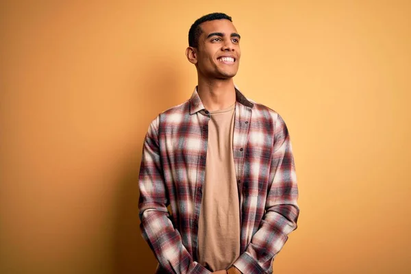 Jovem Homem Afro Americano Bonito Vestindo Camisa Casual Sobre Fundo — Fotografia de Stock