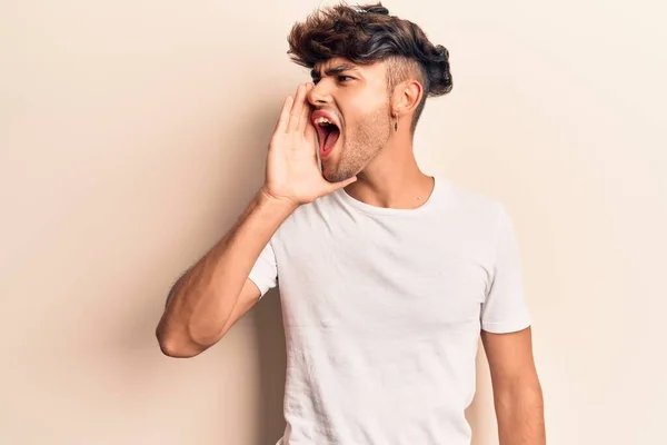 Jovem Hispânico Vestindo Roupas Casuais Gritando Gritando Alto Para Lado — Fotografia de Stock