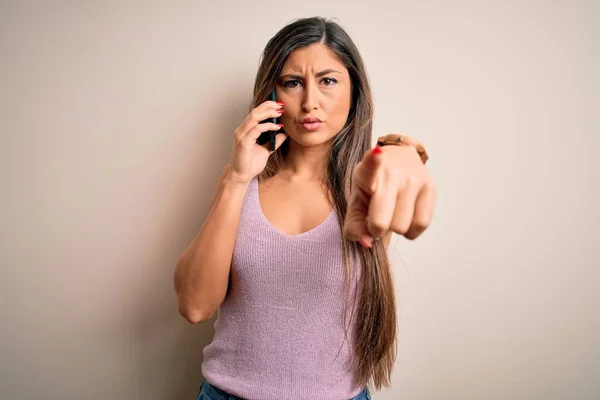 Jovem Morena Conversando Smartphone Sobre Fundo Branco Apontando Com Dedo — Fotografia de Stock