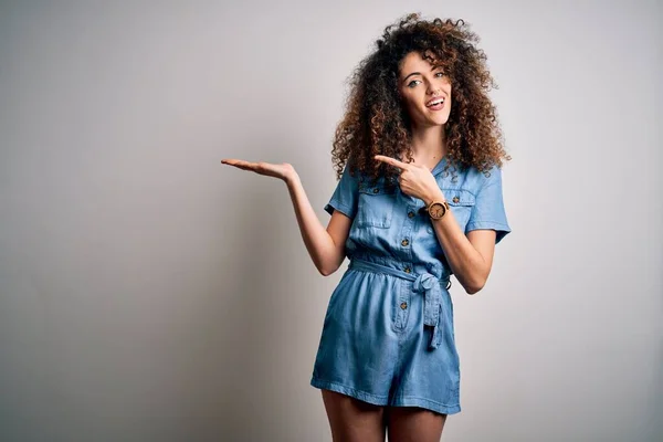 Jovem Mulher Bonita Com Cabelo Encaracolado Piercing Vestindo Vestido Ganga — Fotografia de Stock