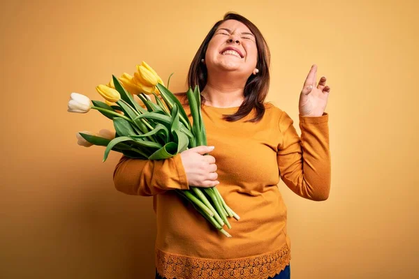 Красива Плюс Розмір Жінка Тримає Романтичний Букет Квітів Природних Тюльпанів — стокове фото