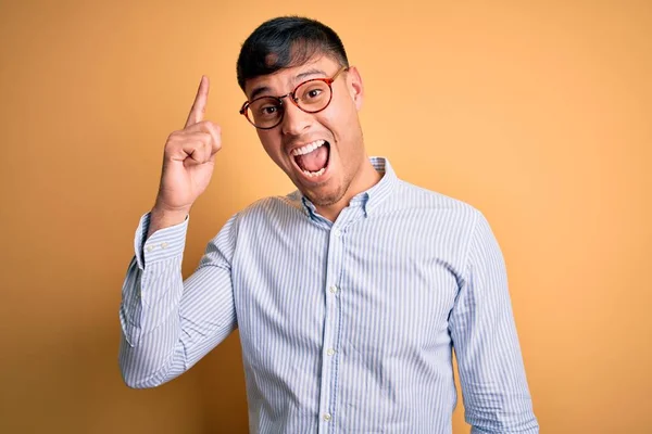 Mladý Pohledný Hispánský Obchodník Brýlích Přes Žluté Pozadí Ukazující Prstem — Stock fotografie