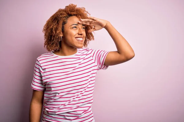 Giovane Bella Afro Donna Afro Americana Con Capelli Ricci Indossa — Foto Stock