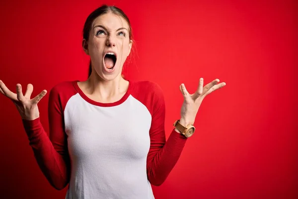 Joven Hermosa Pelirroja Vistiendo Camiseta Casual Sobre Fondo Rojo Aislado —  Fotos de Stock