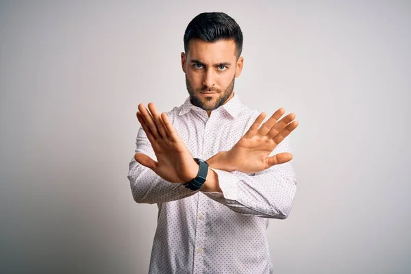 Joven Hombre Guapo Con Camisa Elegante Pie Sobre Fondo Blanco —  Fotos de Stock