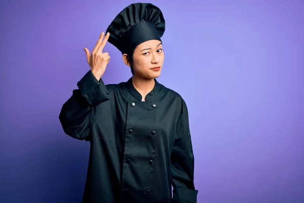 Junge Schöne Chinesische Köchin Trägt Kochuniform Und Hut Über Lila — Stockfoto