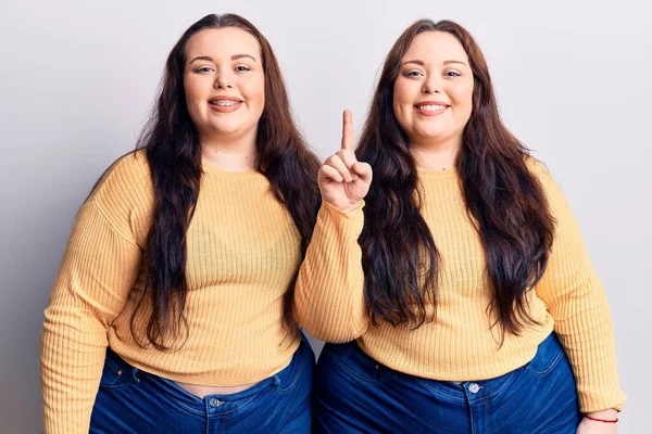 Mladé Velikost Dvojčata Sobě Příležitostné Oblečení Ukazuje Ukazuje Prstem Číslo — Stock fotografie