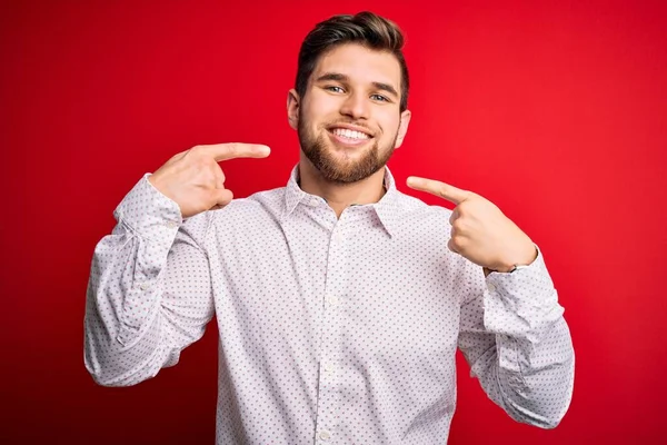 Joven Hombre Negocios Rubio Con Barba Ojos Azules Vistiendo Elegante —  Fotos de Stock