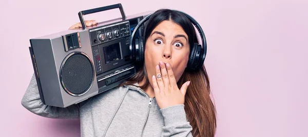 Joven Mujer Morena Hermosa Escuchando Música Usando Boombox Vintage Auriculares — Foto de Stock