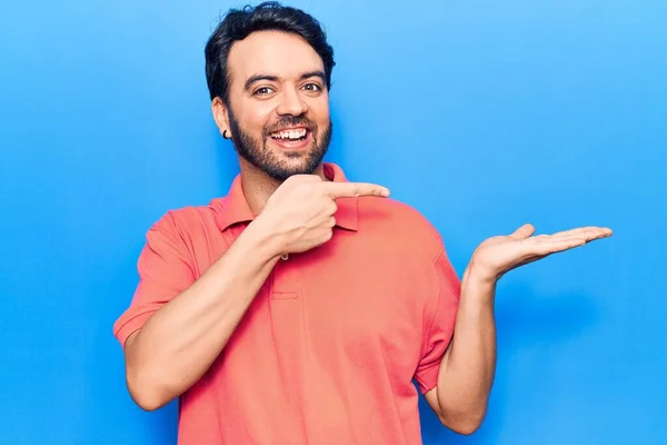 Joven Hispano Vestido Con Ropa Casual Asombrado Sonriendo Cámara Mientras — Foto de Stock