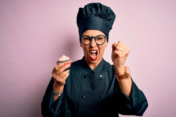 Middle Age Baker Woman Wearing Cooker Uniform Hat Holding Delicious — Stock Photo, Image