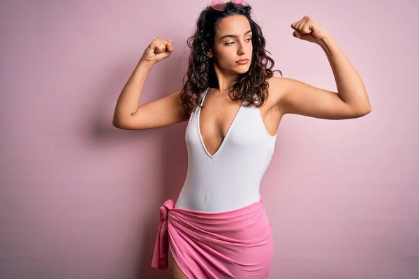 Mulher Bonita Com Cabelo Encaracolado Férias Vestindo Maiô Branco Sobre — Fotografia de Stock