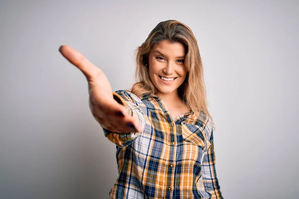 Jonge Mooie Blonde Vrouw Draagt Casual Shirt Staan Geïsoleerde Witte — Stockfoto