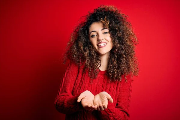 Mulher Bonita Nova Com Cabelo Encaracolado Piercing Vestindo Camisola Vermelha — Fotografia de Stock