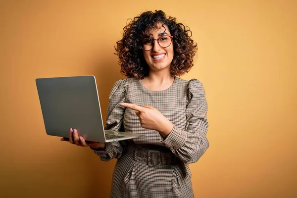 Hermosa Mujer Negocios Árabe Con Gafas Trabajo Usando Portátil Sobre —  Fotos de Stock