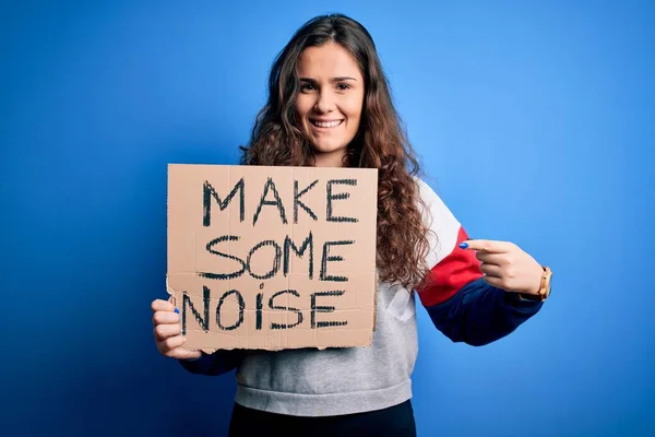 Schöne Aktivistin Hält Banner Mit Einer Lärmnachricht Über Blauem Hintergrund — Stockfoto