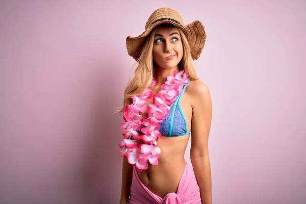 Mladý Krásný Blondýnka Žena Dovolené Sobě Bikiny Klobouk Hawaiian Lei — Stock fotografie
