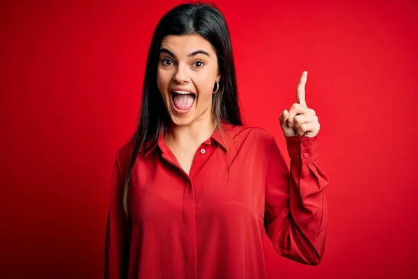 Junge Schöne Brünette Frau Lässigem Hemd Steht Über Rotem Hintergrund — Stockfoto