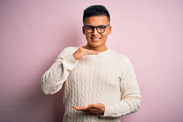 Homem Latino Bonito Jovem Vestindo Suéter Casual Branco Óculos Sobre — Fotografia de Stock