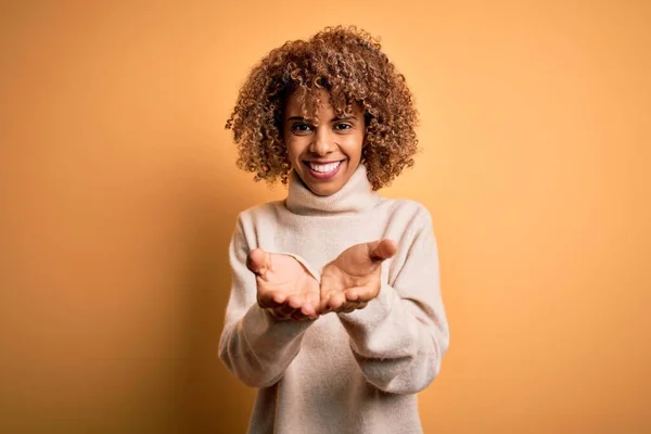 아름다운 아프리카계 터틀넥 스웨터를 흔들며 손바닥을 받거나 몸짓을 붙잡고 보호하라 — 스톡 사진