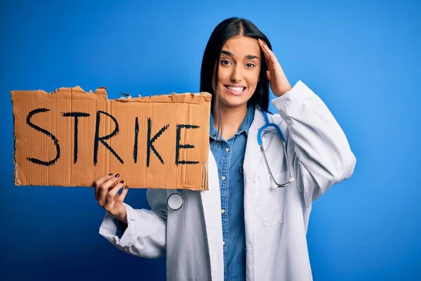 Jovem Médica Usando Estetoscópio Segurando Banner Papelão Protestando Greve Estressada — Fotografia de Stock