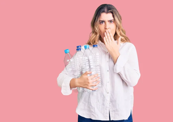 Jonge Blanke Vrouw Die Plastic Flessen Met Hand Recycleert Geschokt — Stockfoto